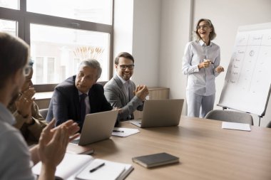 Gülen iş adamları toplantı odasında toplandılar, eğitim seminerine katıldılar, toplantı brifingi benim mutlu iş kadını, şirket patronu ya da takım lideri sunumumu yaptı.