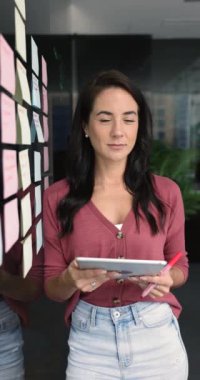 İş kadını, işletme koçu, dijital tabletle poz veren antrenör, çevrimiçi proje üzerinde çalışırken dikkati dağılmış, yapışkan notlarla dolu tahtaya yakın duran, işleri yöneten, iş akışını organize eden, ofis portresi