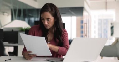 Güzel sekreter kağıtları tutuyor, dizüstü bilgisayar kullanıyor, seminer için sunum hazırlıyor, hesap tablolarını gözden geçiriyor, bilgi giriyor, daktilo ediyor, fatura, makbuz, beyan gibi mali belgeler üzerinde çalışıyor.