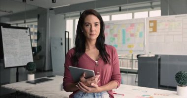 İş yerinde poz veren güzel iş kadını, dijital tabletle ofis konferans odasında dur, kameraya bak, pazarlığa hazır ol, kariyer büyümesinden ve başarılı proje başlatmaktan memnun ol.