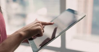 Kapatın, modern dijital tablet cihazını elinde tutan kadınlar, uzak görevler, tarama, iş başvurusu, e-postaları kontrol ve yanıtlama. Zamanlama, proje yönetimi, iletişim