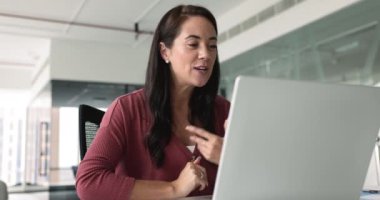 İş kadını şirket müşterileriyle çevrimiçi pazarlıklara katılıyor, iş arkadaşlarıyla brifing veriyor, iş ile ilgili konuları çözüyor, dizüstü bilgisayarı ve video çağrı uygulamasını kullanıyor. Sanal buluşma olayı