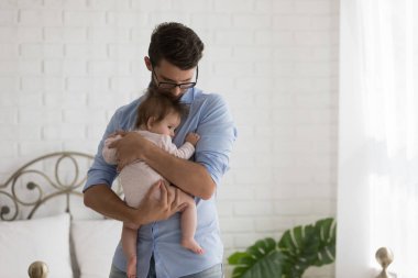 Genç baba, evdeki rahat yatak odasında duran yeni doğmuş bebeğine sarılıyor. Sevgi dolu baba, 6-0 yaşlarında vücut kıyafetli bir kızla vakit geçirir. Sağlıklı bir uykuya dalmadan önce tatlı çocuğu sakinleştirir. Mutlu babalık kavramı