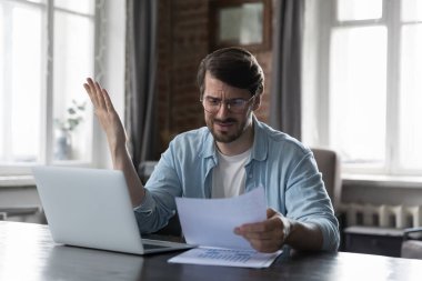 Stresli kızgın iş adamı gazete okuyor, kötü haberler alıyor, sorunlar, iflas, finansal kayıp, banka reddedilmesi. İşadamı kağıt belge ve sözleşme metninde hata buldu