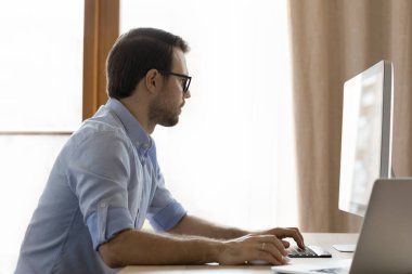 Gözlüklü ciddi bir işadamı, şirket posta istemcisi uygulamasındaki internet üzerinden mesajları okuyor. Meşgul genç ofis çalışanı rapor hazırlamak bilgisayar üzerinde araştırma düşünüyorum iş mektubu metni