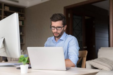Milenyum işadamı, bireysel girişimci, bilgisayar ve pc monitörü ile masada oturan serbest çalışan, sunum, analiz, hazırlık raporu, proje pazarlama stratejisi sonuçları