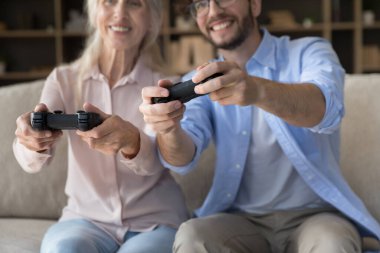 Mutlu yetişkin evlat haftasonunu yaşlı annesiyle evde, kanepede oturup video oyunu oynayarak, oyun oynayarak, eğlenerek, kaygısız bir adamla oturma odasında rekabetin tadını çıkararak geçirir. Modern teknoloji, eğlence