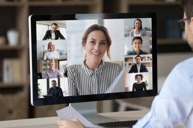 Masaüstü bilgisayar ekranını web kamerası konferans kurumsal görüntülü sohbet arayüzü ile kapat. Çeşitli iş adamları internet üzerinden Webinar atölyesinin brifingi ile ilgili grup toplantısı mesleki konuları tartıştı