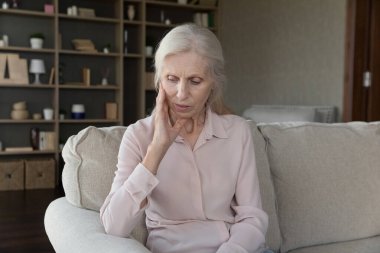 Mutsuz, olgun bir kadın, oturma odasındaki koltukta oturup kötü haberler üzerine düşünür, kişisel sorunlarından endişe eder, depresyona girer, akli dengesi bozulur, kötü düşüncelerde kaybolur, geçmişe özlem duyar.