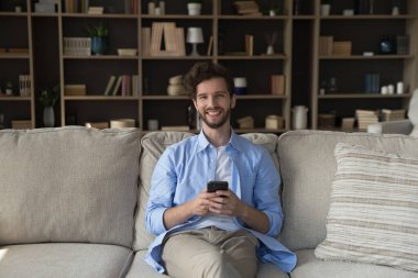 Milenyum çocuğu kanepeye oturur akıllı telefon tebessümüne bakar kameraya bakar, yeni mobil uygulama kullanıcısı, bekarlar için e-randevu hizmetleri, evde internette tek başına vakit geçirir. Çevrimiçi iletişim, modern teknoloji