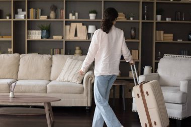 Kalacak yer, mutlu tatiller, dünya çapında hizmet veren tatil kiracıları, yeni bir hayata başlamak ya da konsept kiralamak. Genç bayan ya da yeni kiracı valiziyle oturma odasına girer.