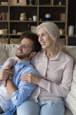 Huzurlu, yetişkin bir evlat, olgun bir anneyle vakit geçirir, birlikte kanepede oturup uzaktan izleriz. Nostaljik havanın tadını çıkarırız. Haftasonu evde hoş, sıcak bir sohbet yaptığımız anıları hatırlarız.