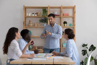 Üç çok ırklı ofis çalışanı masa başında oturup şirket patronunun şirket hedeflerini ve yönetim kurulundaki personeli dinlediler. Takım çalışması, liderlik, müzakere konsepti