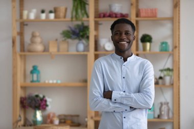 Afrikalı profesyonel meslekçi, tasarımcı, bireysel girişimci, yaratıcı bölüm lideri, şirket temsilcisi kameraya bakıyor. Kariyer, terfi edilmiş çalışan portresi konsepti