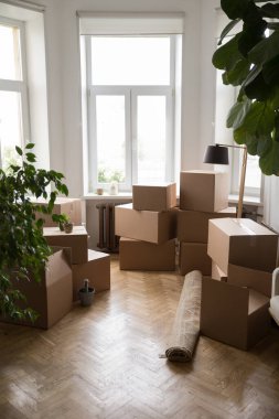 Taşınmak, taşınmak ve taşınmak için paketlenmiş karton kutular. Dairedeki pencerenin önüne yerleştirilmiş. Yeni gayrimenkul taşınması için kağıt konteynırlar. Kimseyle boş oda