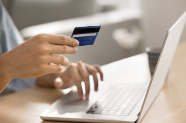 Dizüstü bilgisayarda finans uygulamasını kullanarak, ödemeyi öderken, mavi kredi kartıyla internetten alışveriş yaparken çekilen görüntüler. Çevrimiçi hizmet ile finansal işlem yapan adam