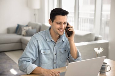 Evde çalışan, iş yerinde cep telefonuyla konuşan, bilgisayarı iş için kullanan, daktilo kullanan, monitöre bakan, cep telefonuyla konuşan, müşteriyle konuşan, gülümseyen,