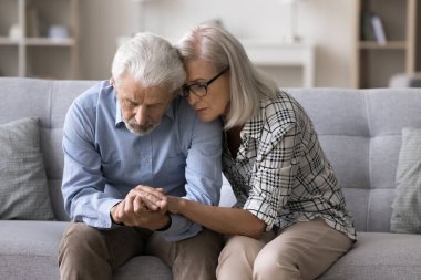 Yaşlı karısını seven üzgün kocasını rahatlatan, kanepesinde oturan, ona psikolojik destek veren, ilişkilerinin bağlarını ve güçlerini gösteren, birlikte yaşadıkları zorlukların üstesinden gelen bir kadın.