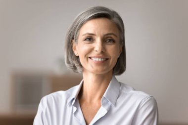 Gülümseyen yaşlı iş kadınının portresini kapat, seminerden sonra mutlu ol, kameraya bak, tek başına poz ver, liderlik yap, başarının tadını çıkar, kazancın, iş büyümesinin, başarının tadını çıkar.