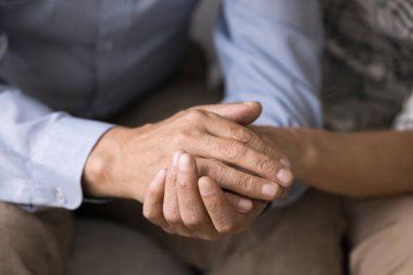 Daha yaşlı eşlerin el ele tutuşması, sevgi, şefkat ve empati jestleri. Kocasına zor bir dönemde destek olan sevgi dolu bir eş, tedavisi olmayan hastalıklar, sağlık sorunları, yaşla ilgili krizler
