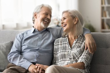 Sevgi dolu, ağlak koca çekici, olgun, sarışın karısına sarılıyor. Birbirinize sevgi ve şefkatle bakıyor. Evinizde rahat koltukta dinlenirken keyifli sohbetler ediyor. Evlilik, ilişkiler.