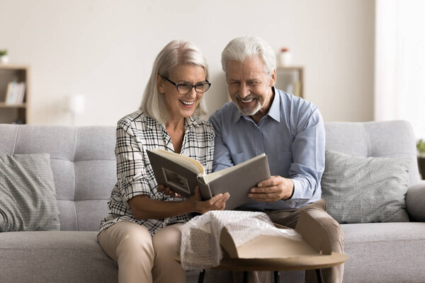 Зрелые супруги получили альбом, содержащий фотографии, отражающие важные моменты в их жизни, свадьбе, семейных собраниях, особых случаях, чувствуют себя удовлетворенными быстрыми и квалифицированными услугами печати