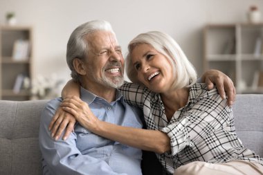 Neşeli, çekici, sağlıklı, yaşlı eşler kanepeye oturur, hayatı hatırlar, hatıralarla meşgul olur, güler, kayıtsız şartsız sevgi ve ilgiye, desteğe ve ömür boyu sürecek güçlü evliliğe değer verir.
