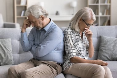 Boşanma sürecinden geçen üzgün bir çift, koltukta yan yana oturup evliliğin bölünmesini, tatsız bir durumu, ihaneti ya da ayrılmayı düşünmeyi yanlış anlıyor. Olgun eşlerin ilişkilerinde sorun