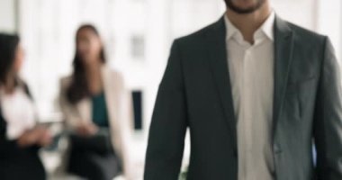 Ekin yakın görüntüsü Bilinmeyen takım elbiseli işadamı kameraya el sıkışmak için kolunu uzat, şirket boş pozisyonuna başvuranı selamla. Menajer şirket müşterisini karşılıyor, anlaşma yapıyor, saygı gösteriyor.