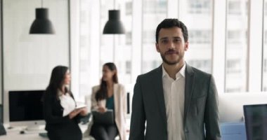 Takım elbiseli gülümseyen Arap iş adamının portresi elini kameraya uzatarak el sıkışma, selamlaşma jesti, işbirliğine açıklık, iş ortaklığı ve güven. Anlaşma yap, pazarlığa başla.
