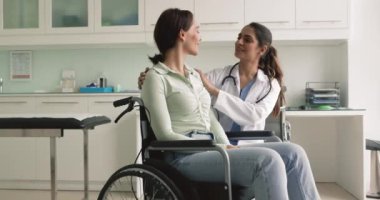 Özürlü bir kadın rehabilitasyon merkezine gider, genç Hintli hemşireyle dostça sohbet eder, özel klinikte profesyonel sağlık hizmeti alır. İlaçlar, sağlık hizmetleri, kontroller