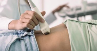 Klinikte kadın karın veya jinekolojik ultrason muayenesi. Kapatın. Sonograf ya da ultrason teknisyeni hasta iç organlarını dışbükey sonda ve ultrasonografi ekipmanları kullanarak kontrol eder.