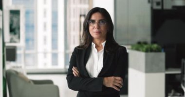 Yaşlanmış iş kadını portresi, lider ya da şirket sahibi. Kendine güvenen 60 'lı yılların iş kadını, CEO' su ya da yöneticisi kameraya gülümsüyor, iş tecrübesi ve başarıyla poz veriyor.