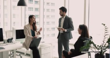 Mutlu takım arkadaşları beşlik jest yaparak, takım çalışması sonuçlarından veya satış büyümesinden memnun kalarak, modern şirket çalışma ofisinde başarılı bir proje başlatılmasını tartışırlar. Arkadaşlık, brifing.