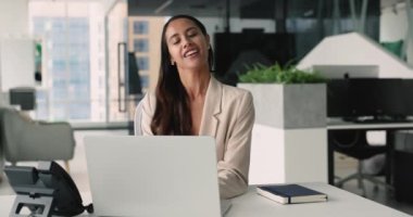 İş kadını, ofis çalışanı, sekreter bilgisayar başında video görüşmesi yapan, telefonu eline alan, iş arkadaşından gelen aramalara cevap veren, gülen, iş yerinde arkadaşça konuşmaların keyfini çıkaran. İletişim