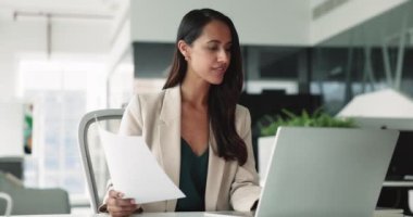 Genç iş kadını modern çalışma ofisinde evrak işi yapıyor, bilgisayardaki dijital formatta sözleşmeyle ilgili bilgileri giriyor, güncelliyor, araştırma yapıyor, çevrimiçi bilgi topluyor