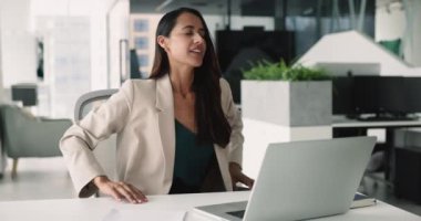 İş kadını laptopla çalışıyor, ara veriyor, farkındalık uyguluyor, gözlerini kapatıp meditasyon yapıyor ve mesleki sorumlulukları arasında onun iyiliğine odaklanıyor. İş-yaşam dengesi