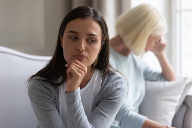 Sinirli, bencil, genç bir kadın, mutsuz, olgun bir anneyi görmezden geliyor. Kavgalar, ebeveynler ve çocuklar, nesiller boyu süren anlaşmazlıklar, kıdemli anne ve yetişkin kızın sırt sırta oturması, yanlış anlaşılmalar.