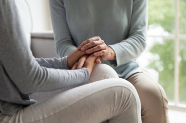 Sevgi dolu kız, olgun anne elini tutuyor, destek ve ilgi gösteriyor, torunu önemsiyor, büyük anneyi teselli ediyor, iyi bir aile ilişkisi kuruyor, iki kuşak bağ kuruyor.
