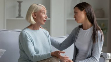 Olgun anneyi destekleyen, omuzlarına dokunan, sorunların üstesinden gelmeye yardım eden, birlikte kanepede oturan, torununu seven, büyük annesini rahatlatan, sorunlarını tartışan, iki nesildir