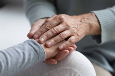 Sevgi dolu, olgun bir anneyi rahatlatmak, kızının elini tutmak, kişisel sorunların üstesinden gelmeye yardım etmek, boşanmak ya da ayrılmak, torunu destekleyen şefkatli bir büyükanne, güvenilir bir ilişki.