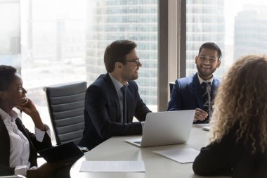 Çok ırklı şirket yönetim personeli resmi müzakerelere veya şirket toplantısına katılıyor. Bir grup genç hırslı iş adamı toplantı odasında toplanıp brifinge katılıyor. Eğitim etkinliği kavramı