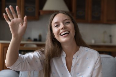 Genç 25 'li yaşlarda güzel bir kadın evdeki kanepede oturur, kameranın el sallamasına bakar, video başvurusu ile uzaktan iletişim kurar, yurt dışında yaşayan ailesiyle konuşur. Sanal buluşma olayı kavramı