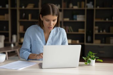 Bilgisayarı kullanarak, evde çalışarak ciddi çalışan bir kıza odaklanmış. Belirsiz kız öğrenci, işçi, müşteri online sanal uygulama kullanıyor, e-posta okuyor, internette sohbet ediyor, iş yerinde daktilo yazıyor.