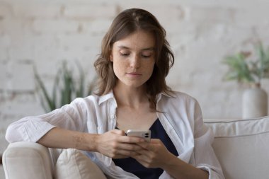 Cep telefonu kullanan güzel bir kadın evdeki koltukta oturuyor. Genç kız mesajları kuryeyle paylaşıyor, boş zamanlarını internette özümsenmiş şekilde geçiriyor. Genç nesil modern teknoloji aşırı kullanımı, sosyal medya ağı kavramı