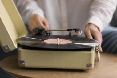 Klasik müzik aşığı plak çalıyor, manzarayı kapatıyor. Dişi eller plastiği pikaba koyup geçmişten gelen sesten keyif alırlar, retro müzik severler evde en sevdiği melodiyle eğlenirler.