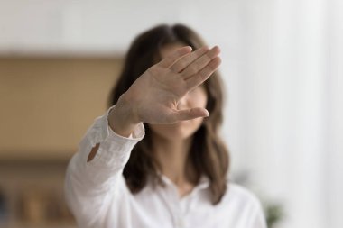Bilinmeyen kadının bulanık portresi fotoğraf makinesinde öne doğru uzanıyor. Aile içi şiddeti ve kürtajı istismar etmek için yeterli olmadığını söylüyor. Kadın avucu yaklaşarak jesti yasaklıyor, kadın hakları için savaşıyor.
