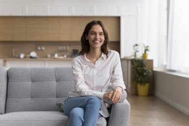 Minik kadın rahat koltukta dinleniyor kameraya bakıyor mutlu görünüyor, tasasız haftasonunu tek başına geçiriyor ya da stüdyo daire kiralıyor tatmin oluyor. Kiracılık, refah, rahatlama.