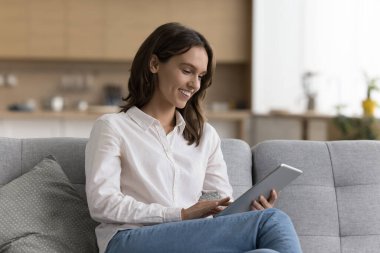 Kadınlar boş zamanlarını internette, sosyal medyada sohbet ederek, yaratıcı hobi için yeni uygulamaların keyfini çıkararak, modern kablosuz dijital tablet kullanarak perakende e-ticaret hizmetleri yoluyla alışveriş yaparak geçiriyorlar. Teknik kullanım