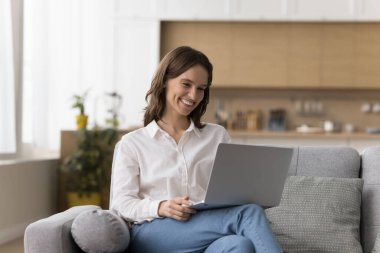 Kadınlar kanepede oturup dizüstü bilgisayarda çalışırlar, web sitelerine göz atarlar, hafta sonlarını evde internette geçirirler. Freelancer kablosuz bilgisayar sörfü ağı, e-alışveriş, dijital yayın servisi üzerinden film izlemekle meşgul.